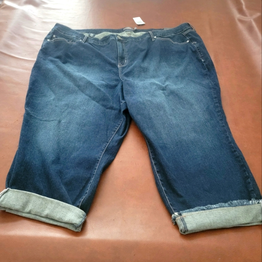 NWT Torrid Boyfriend Cropped Jeans Frayed Hem Design